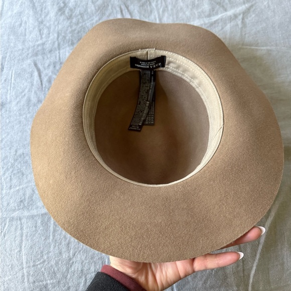 Zara Feathered Hat 🤍💙 - Picture 4 of 6